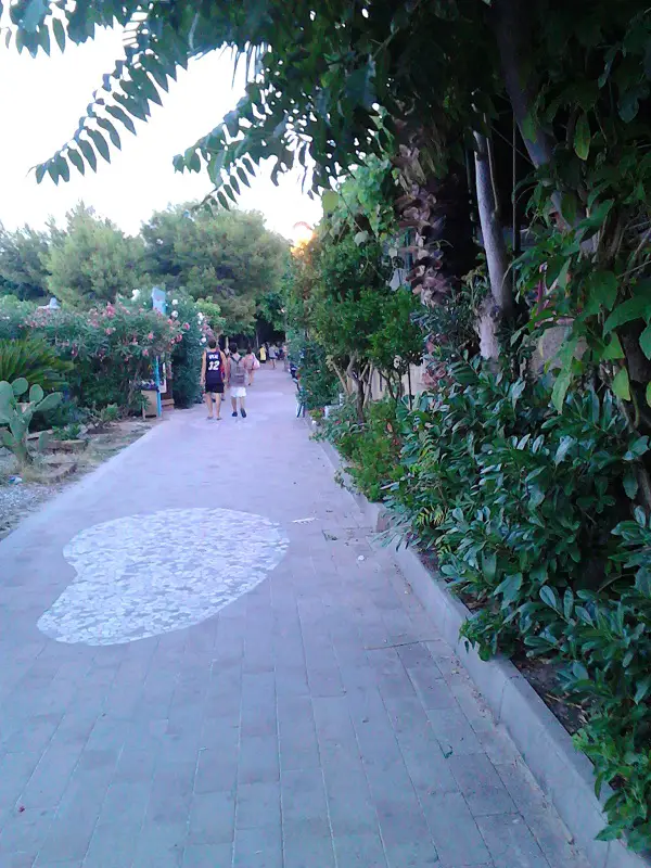 The pleasant walkway behind the lidos