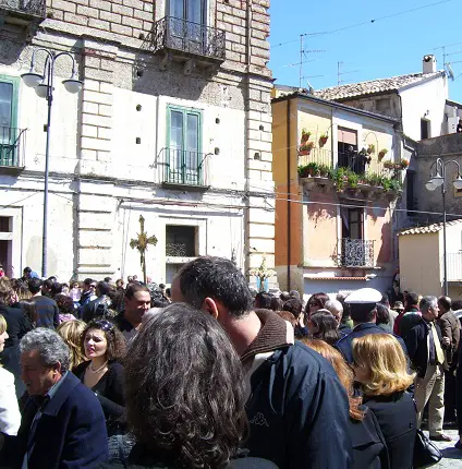 crowds waiting in the square for the Virgin Mary