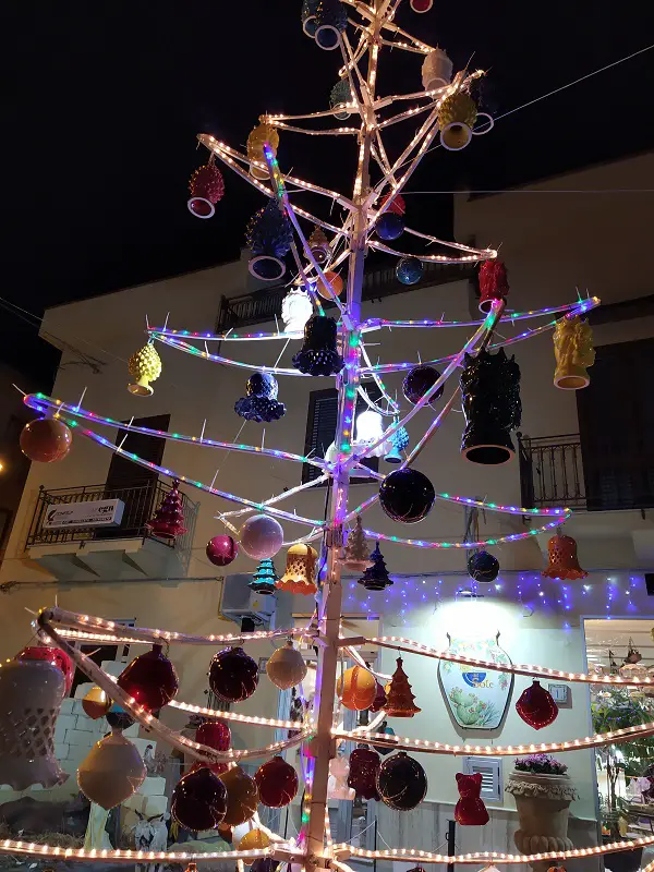 A festive tree with ceramic pine cones