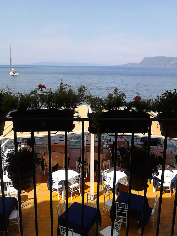 A restaurant facing the sea in Scilla