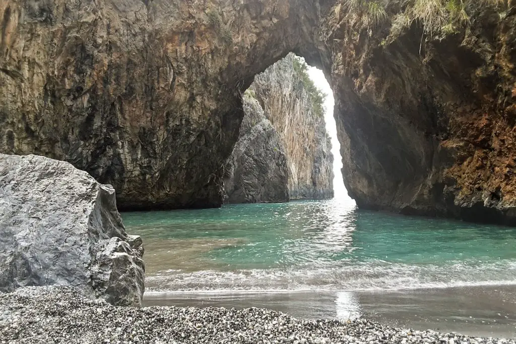 Sailing allows you to get close to wonderful grottoes