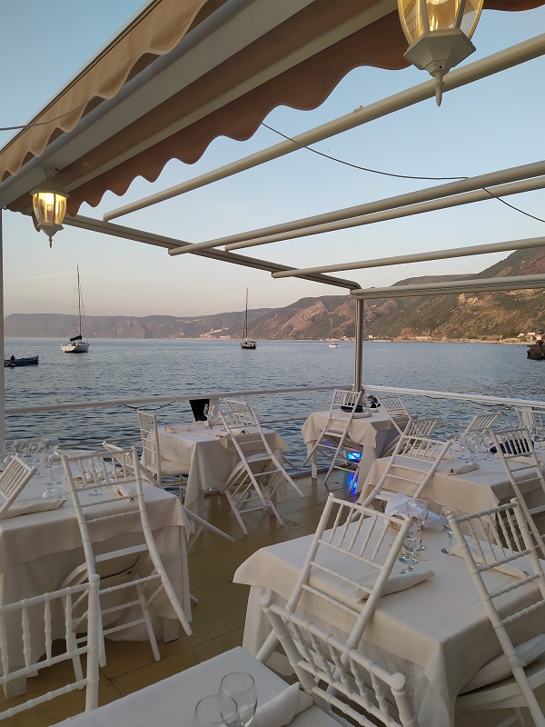 Restaurants overlooking the sea