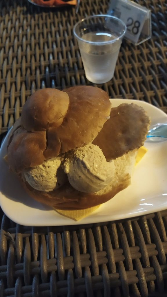 An ice cream bun