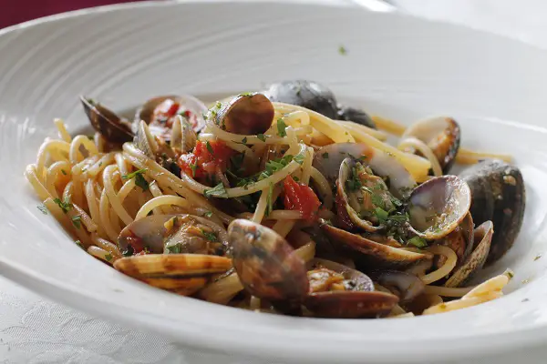 A dish of spaghetti with clams