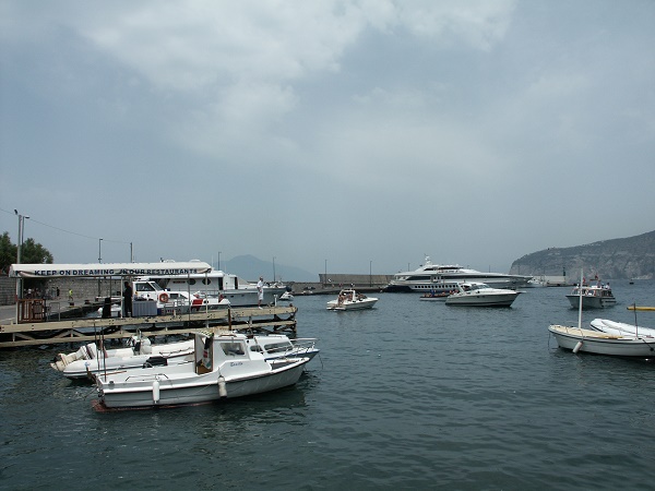 A walk around Marina Piccola where you can see the hydrofoil and boats departing and arriving
