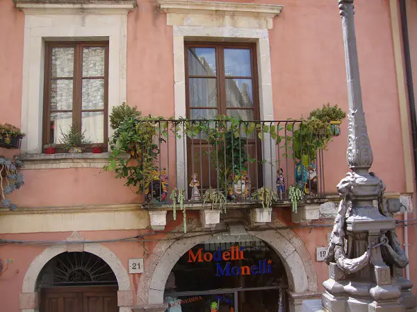 balconies with Sicilian heads