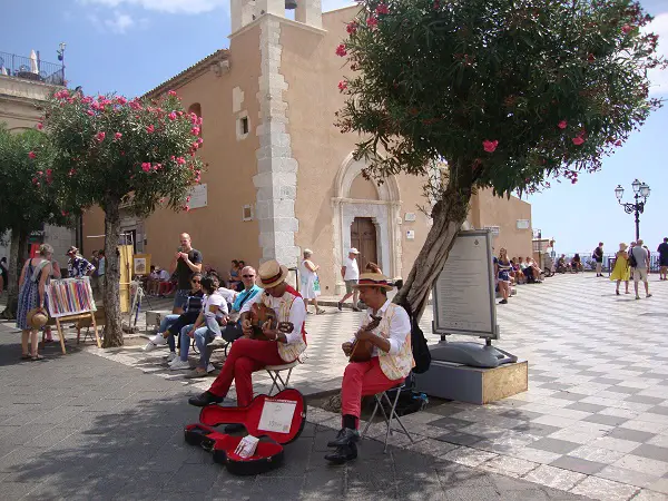 The godfather music in Taormina and other forms of entertainment for solo travellers.