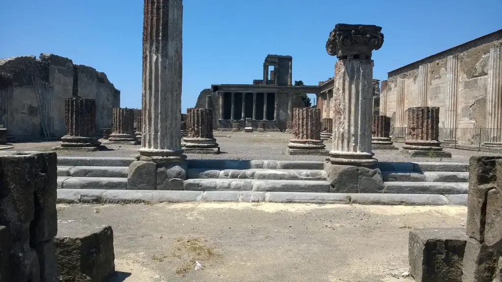 Pompei surrounded by a volcano